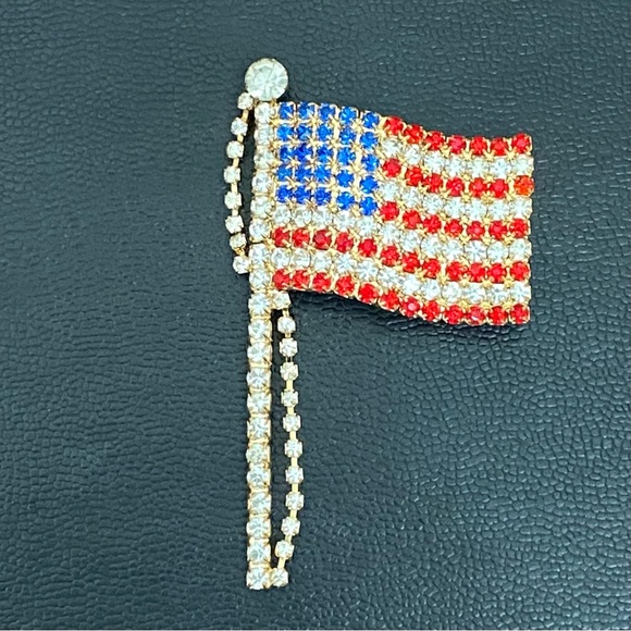 Vintage Unsigned Pave Crystal Rhinestone Patriotic US Flag Pole 3” Brooch 17.5g - Picture 2 of 9